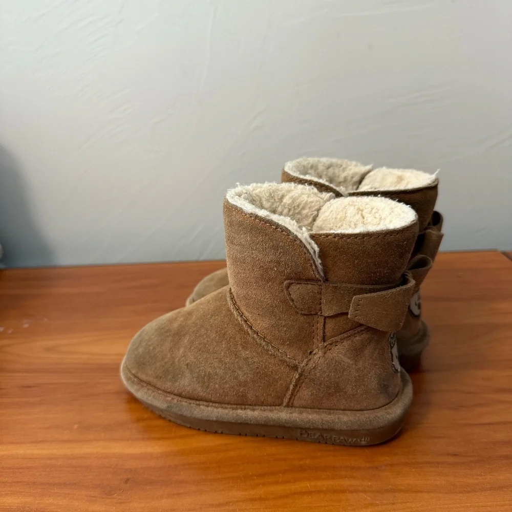 Bearpaw Girls Sherpa Lined Shearling Style Suede Boot Chestnut‎ Bow Detail 8